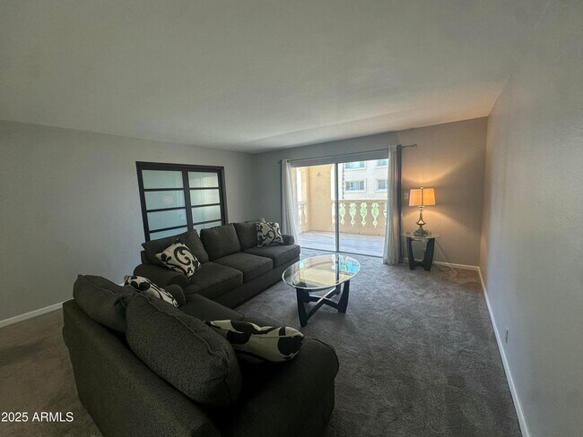 Foto del edificio - 7930 E Camelback Rd