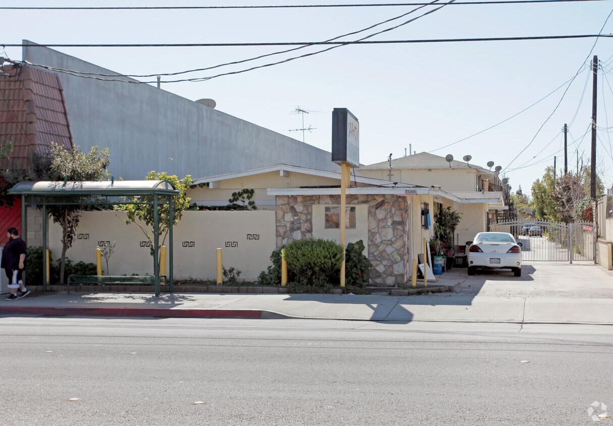 Primary Photo - Tahiti Apartments