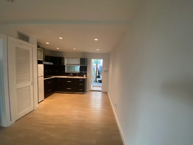 Building Photo - 833 W 39th St