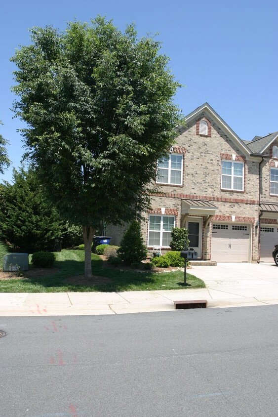 Foto principal - Renovated Townhouse In Winston-Salem