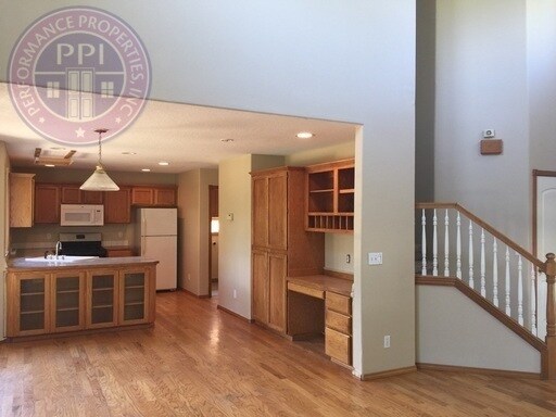 Foto del edificio - Oregon City Two Level Home with Large Backyard Pet Welcome