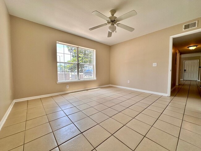 Building Photo - Spacious 2B/2B Unfurnished Condo near Beach in the Heart of Destin!