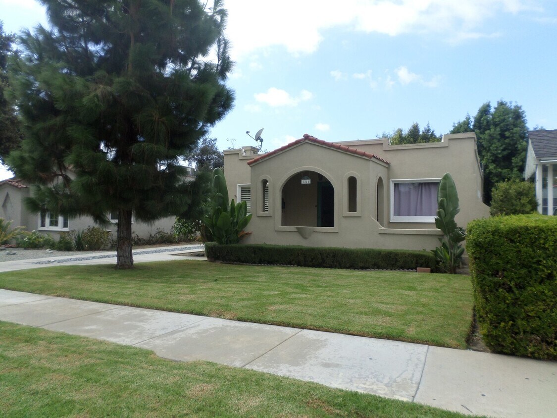 Primary Photo - Timeless 2 Bedroom Home in Historic Washin...