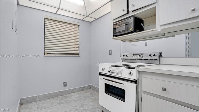 Building Photo - 3 br, 2 bath House - 9420 Poinciana Pl Apt...