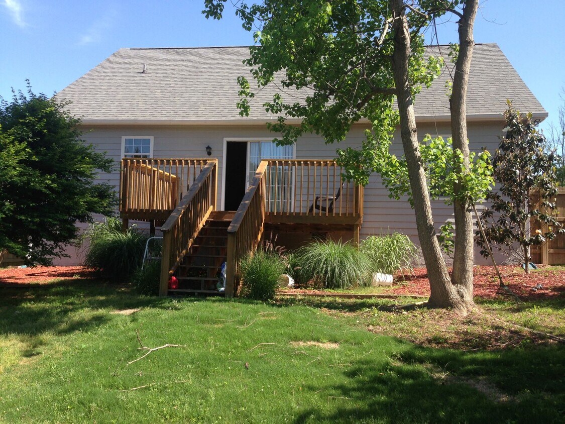 Terraza trasera y patio. - 983 Birch Ct
