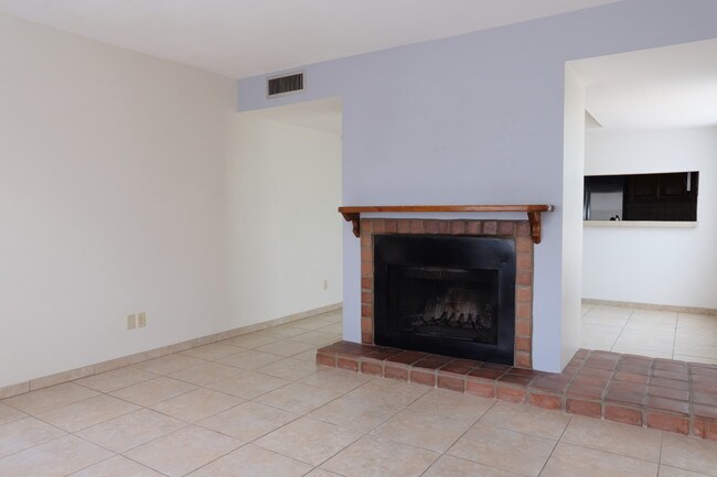 Building Photo - 922 N Chrysler Dr