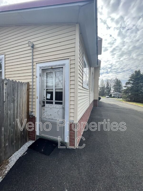 Foto del edificio - 32 Russell Rd