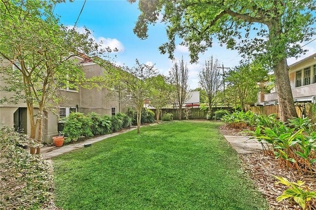 Building Photo - 30 Fontainebleau Dr