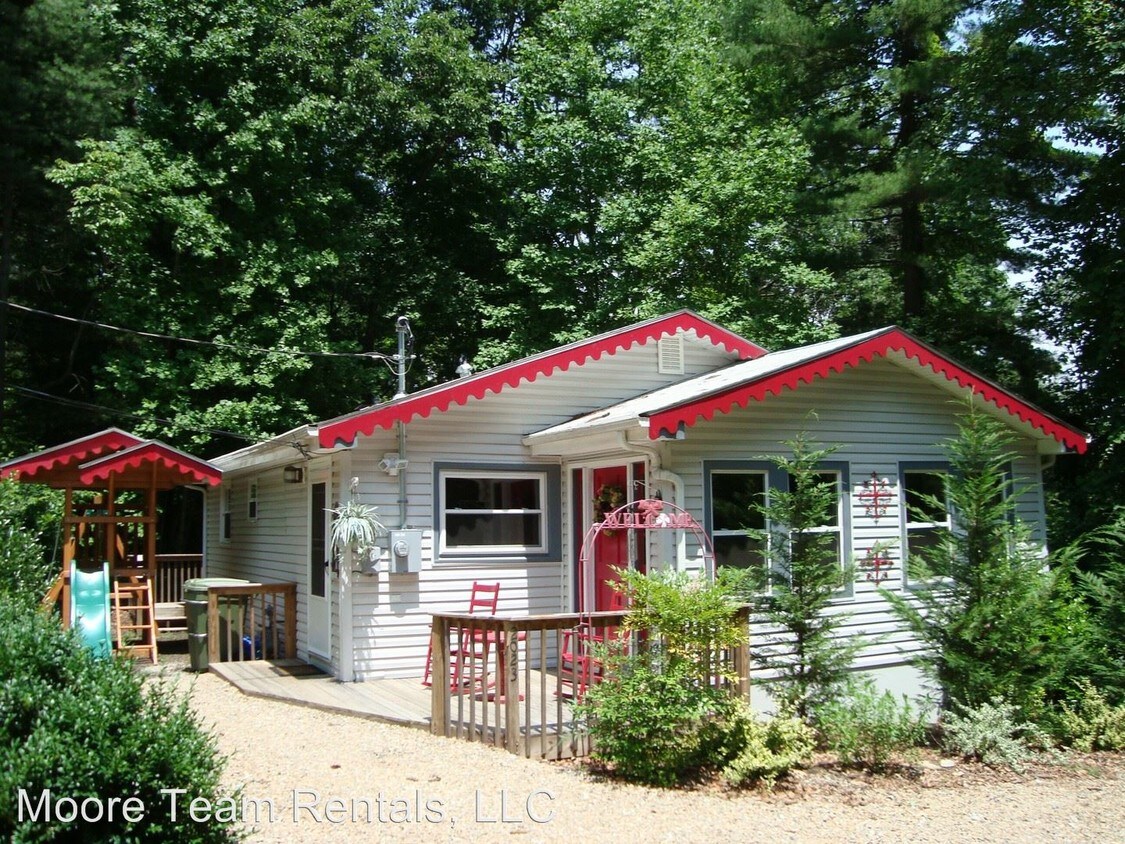 2023 Upper Ridgewood Blvd, Hendersonville, NC 28791 House Rental in