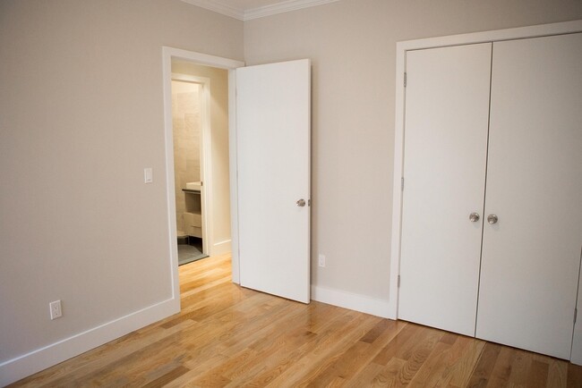 Building Photo - 515 W 47th St