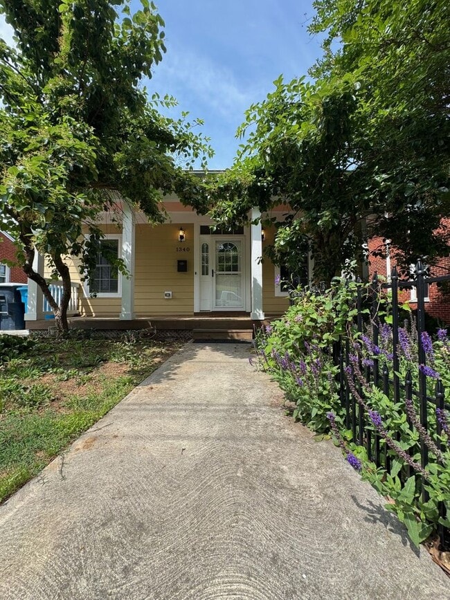 Building Photo - Updated and Spacious 3BR 2Bath House for rent