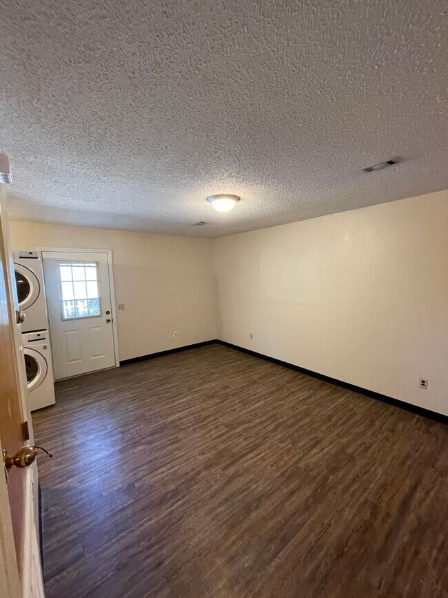 Building Photo - 3 bedroom 1 bath apartment