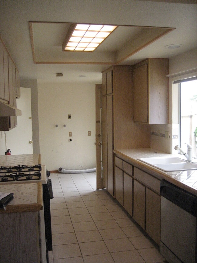Building Photo - Charming 2 Bed / 2 Bath single story home located in a great family neighborhood
