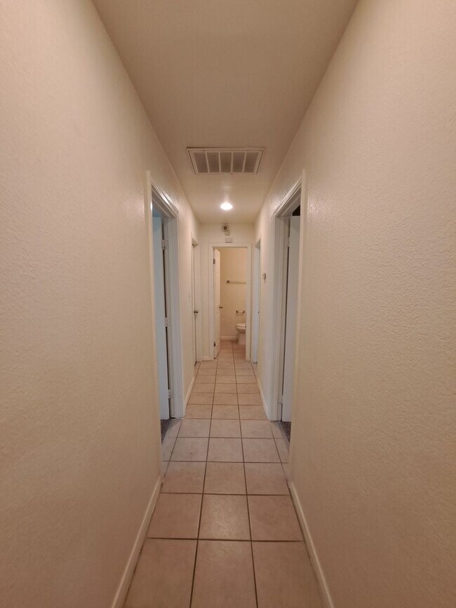 Foto del edificio - 2221 S Poppy Ave