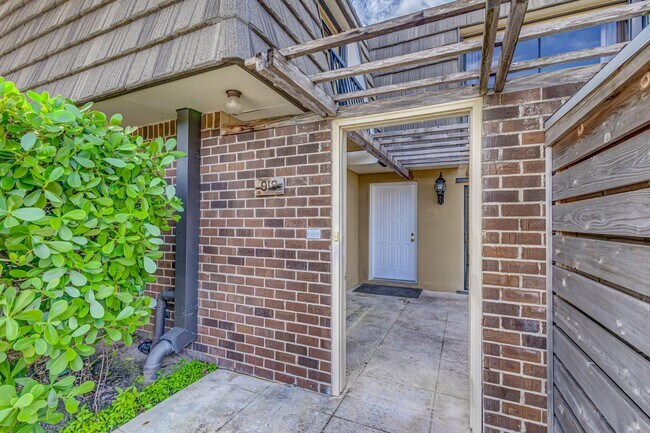 Building Photo - 918 9th Terrace