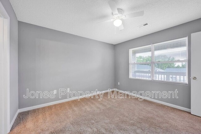 Foto del edificio - 301 Country Club Dr NE