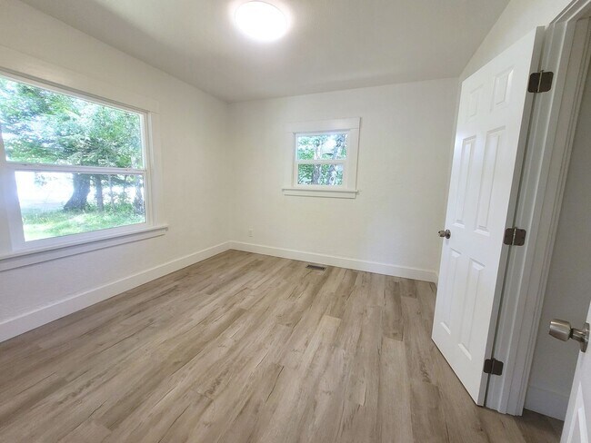 Foto del edificio - Remodeled 3 Bedroom Plus Office with Large...