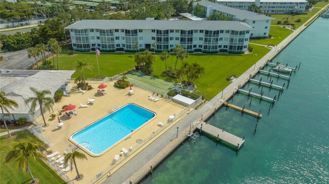 Building Photo - Downtown Sarasota! 55+ community! Beaches and shopping nearby! Partially Furnished available!