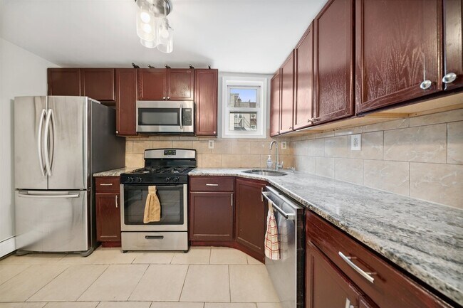 Building Photo - 52 Beacon Avenue Unit 2