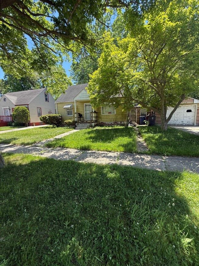 Building Photo - 411 W Marengo Ave