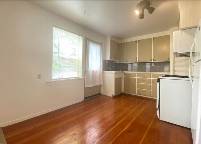 Building Photo - Historic Santa Cruz Charm | Private Carriage House Residence Near Downtown