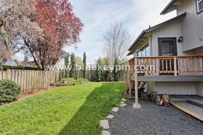 Foto del edificio - Luxury 3 Bed, 2.5 Bath Home in Beaverton with Large Yard and Bonus Room