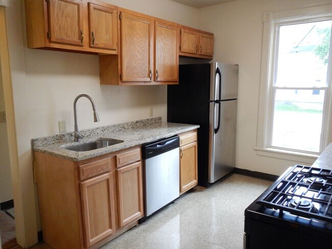 Building Photo - Bright  Second Floor Flat Around Corner Fr...
