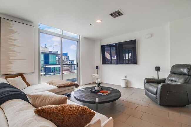 Foto del edificio - Penthouse Living in Charming Little Italy