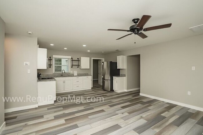 Foto del edificio - AVAILABLE NOW