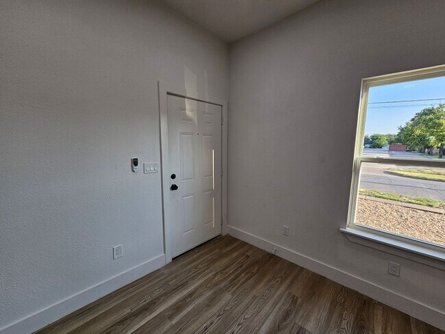 Building Photo - Ready for immediate move in!