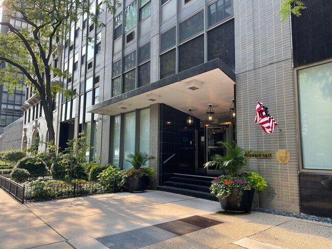 Building Photo - 253 E Delaware Pl