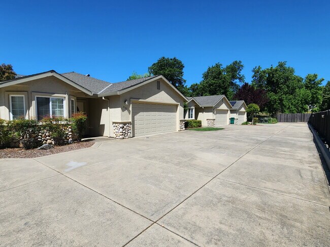 Foto del edificio - 2581 Greenwood Ln