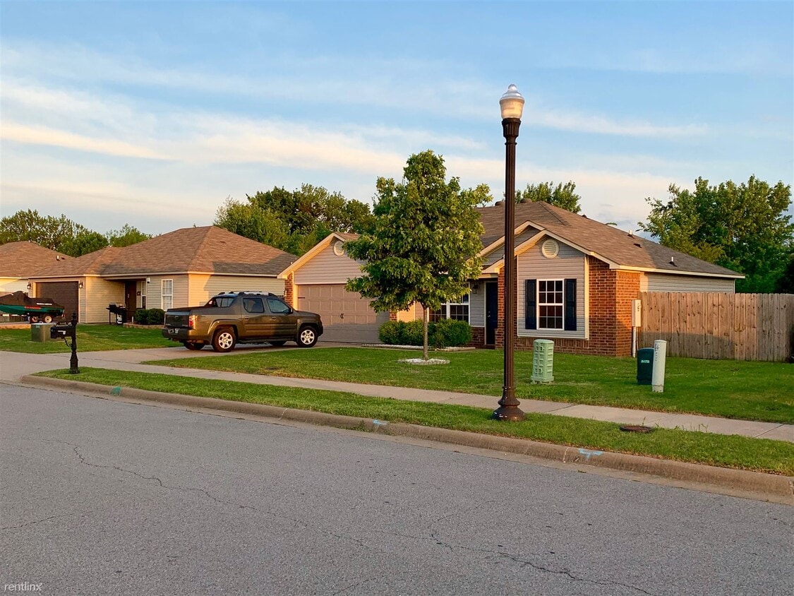 Building Photo - 3 br, 2 bath House - 3005 Southwest Greens...