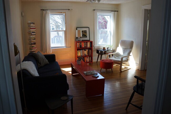 Foto del edificio - 2 Bedroom 2nd Floor Apartment South Wedge ...