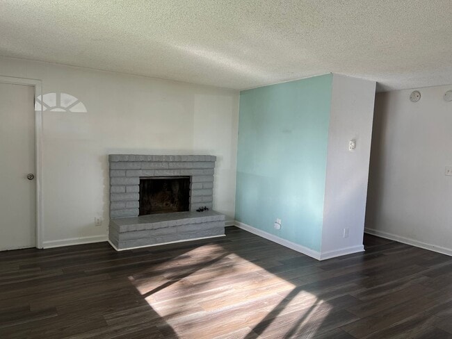 Foto del edificio - 2 bedroom 1 bathroom duplex with garage!