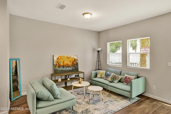 Foto del edificio - 6033 Carolines Ct