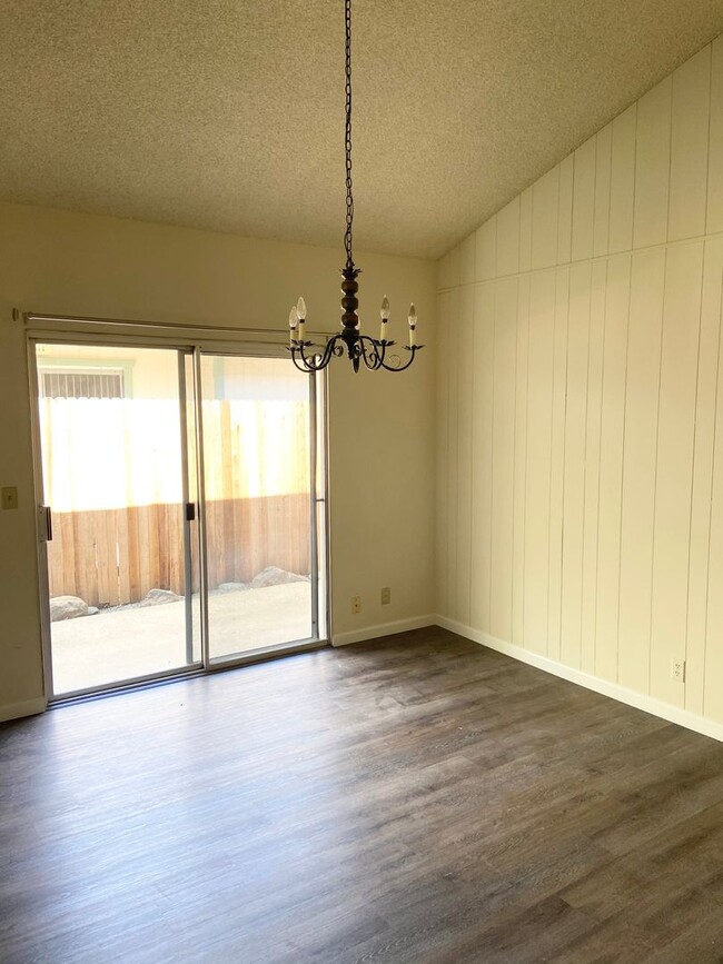 Foto del edificio - Roomy 2 bdrm, 1 bath duplex off Fair Oaks ...