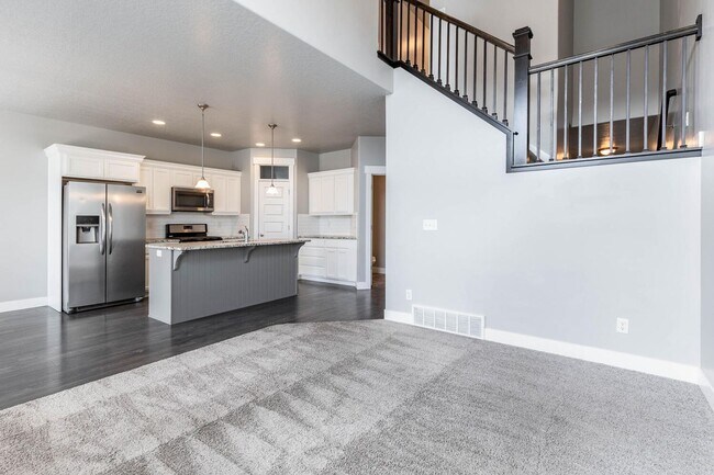 Foto del edificio - Bright and Charming Townhome Nestled in th...