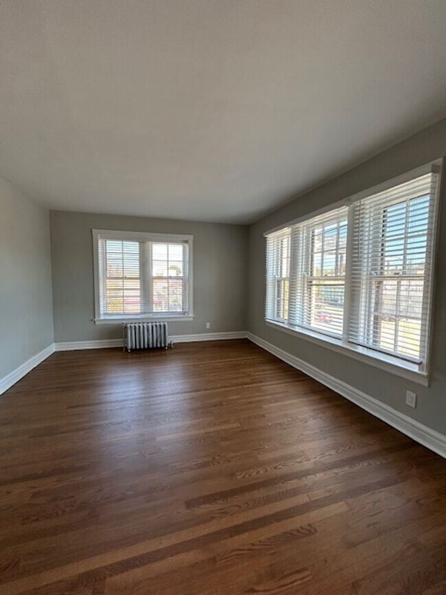 Foto del edificio - Edgewater Studio with Heat and Cooking Gas Included ~ No Security Deposit ~ Cat Friendly *ONE MON...