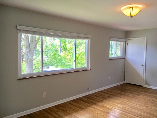 living room - 1822 Jackson Ave Townhome