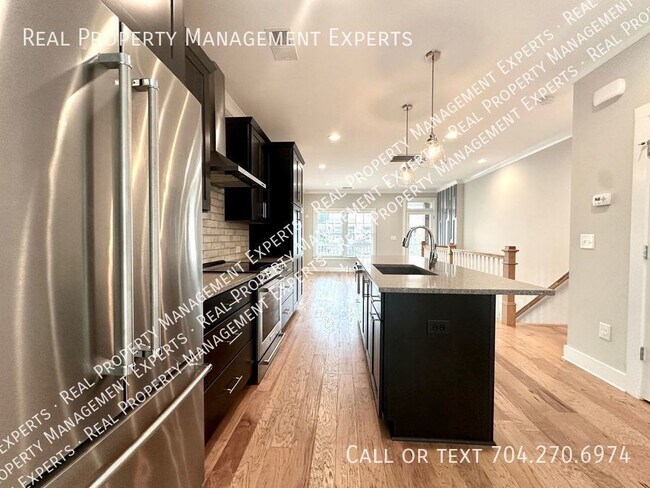Building Photo - Charming 2BR/2.5BA Townhouse in Charlotte!