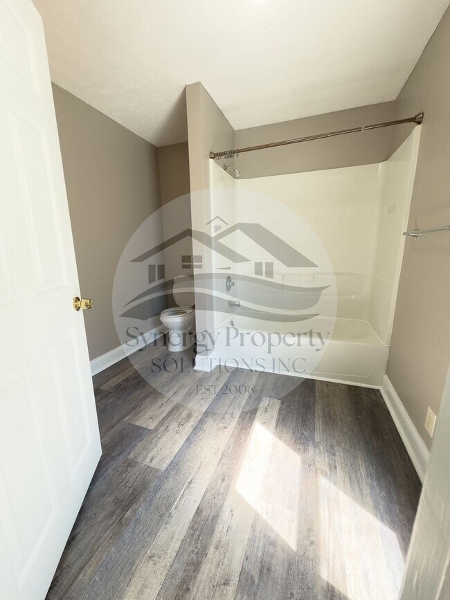 Building Photo - LARGE CRESTLINE HOUSE