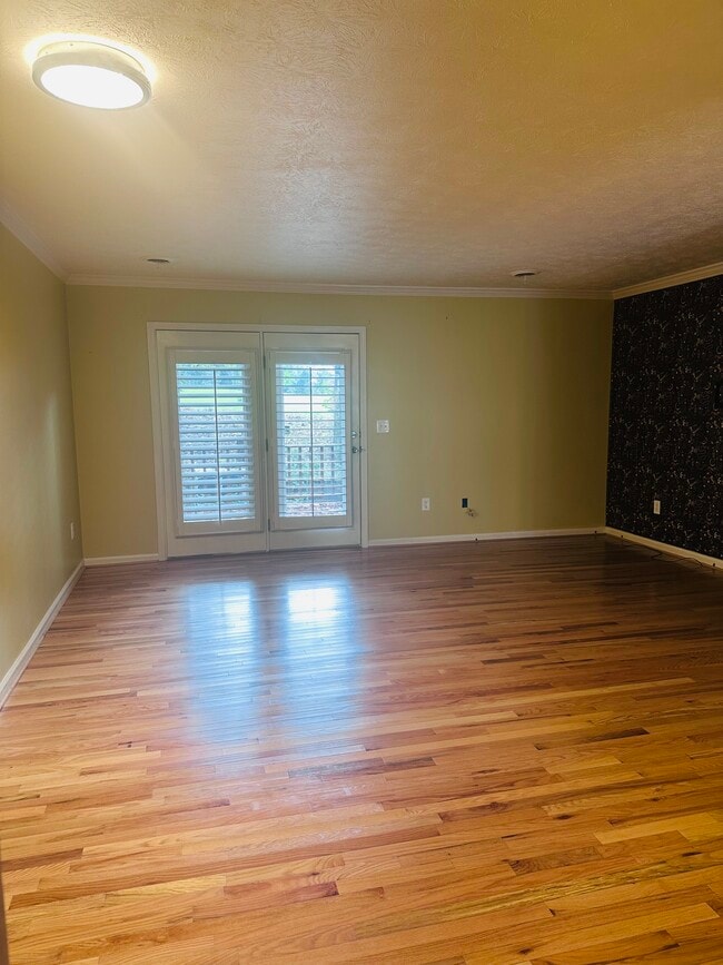Living room - 817 Wayne Ave NE