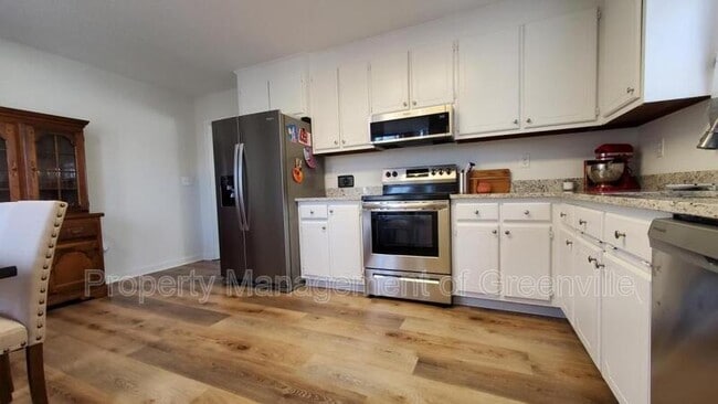 Foto del edificio - 323 Pinonwood Dr