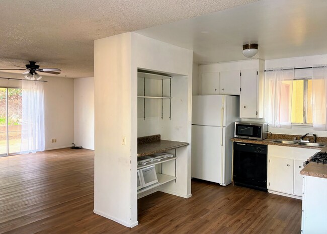 Del comedor y la cocina al salón. - 170 Westelle Dr