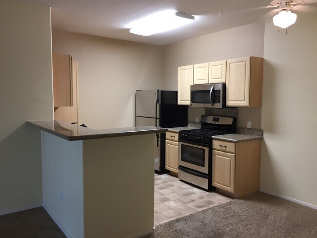Building Photo - COZY GATED CONDO NEAR THE 95!