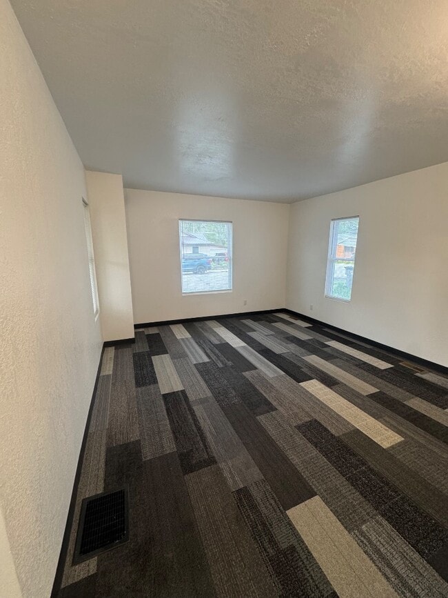 Building Photo - 315 W Oakridge Ave