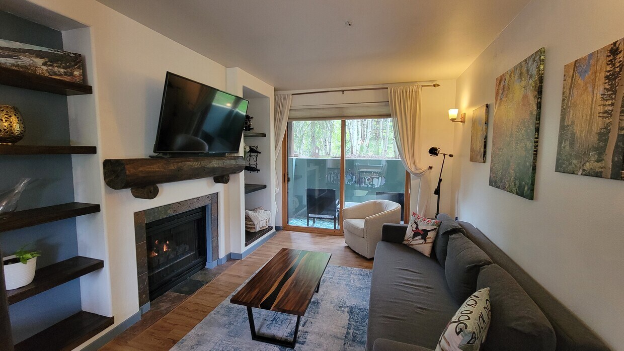 Living room - 1600 Pinebrook Blvd