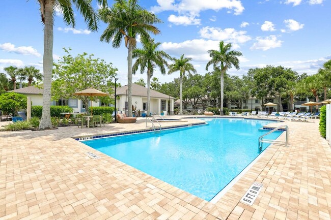 Exterior Amenity Pool 2 - Halston Lakeside