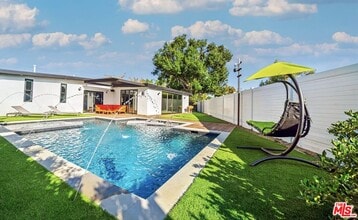 Building Photo - 22616 Oxnard St